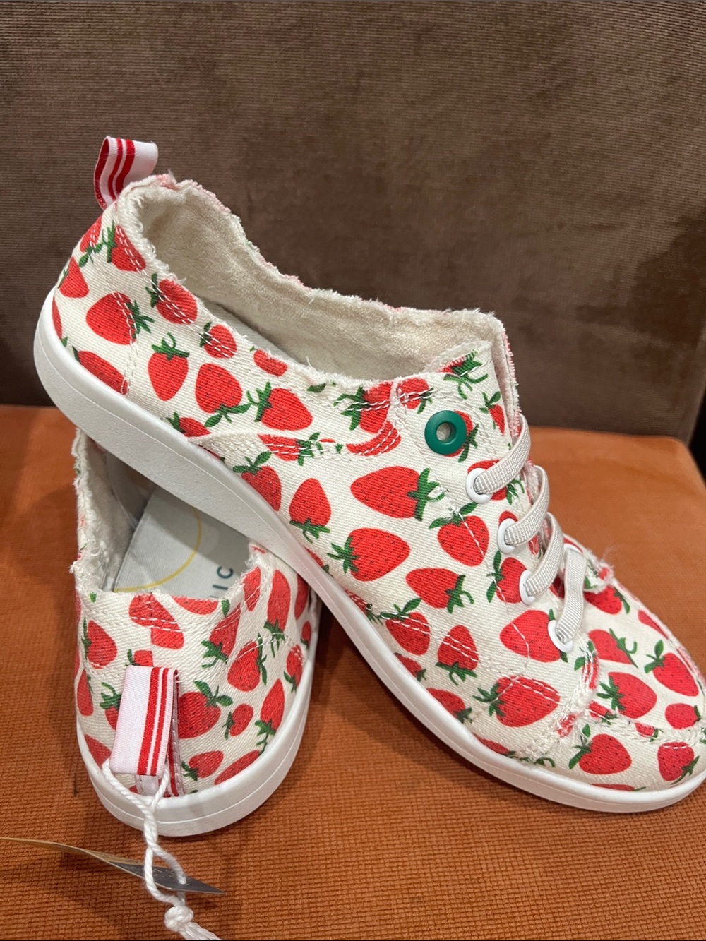 Vionic Beach Strawberry Print Canvas Sneakers - White/Red/Green size 7 US